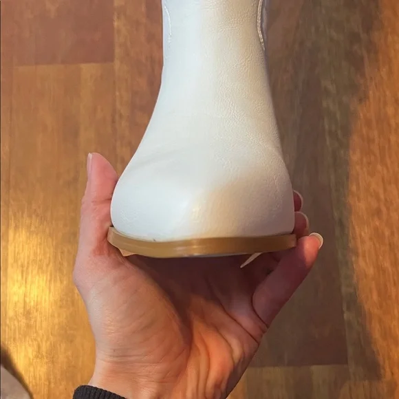 New White Western-Style Women's Boots - Picture 4 of 16